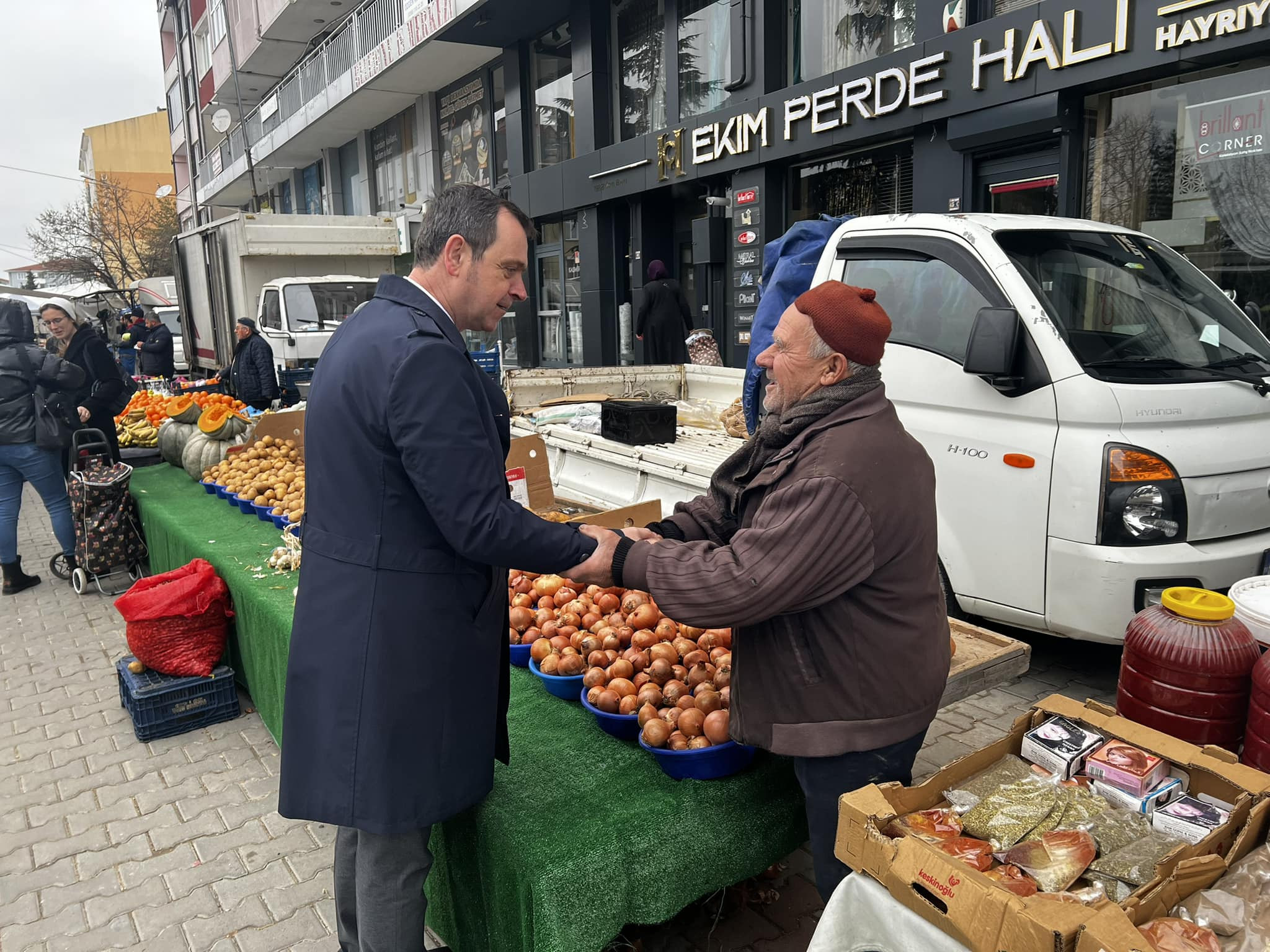 BAŞKAN ÖZALP PAZAR ESNAFLARIMIZA İYİ YILLAR DİLEDİ