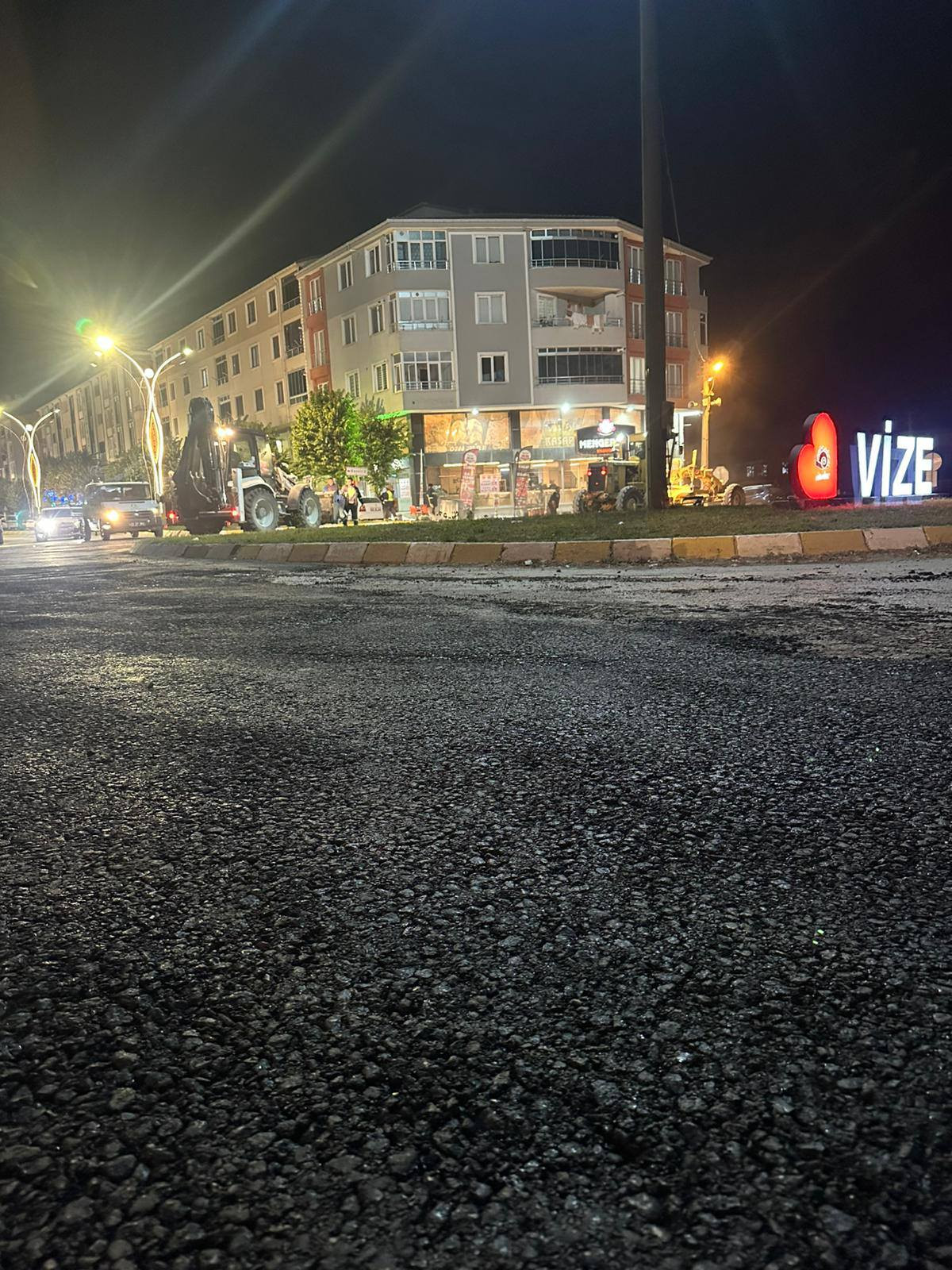 MAHMUT ERBİL CADDESİ ÜZERİNDE YER ALAN DÖNER KAVŞAK ÇEVRESİNDE ASFALT ÇALIŞMASI YAPILDI