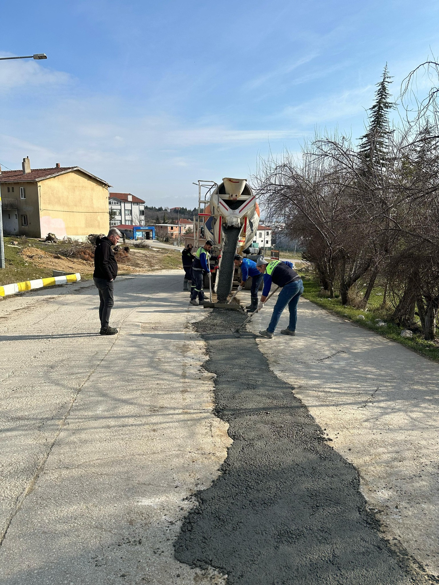 İLÇEMİZDE HASAR GÖREN YOLLARIN BAKIM VE ONARIMI YAPILIYOR