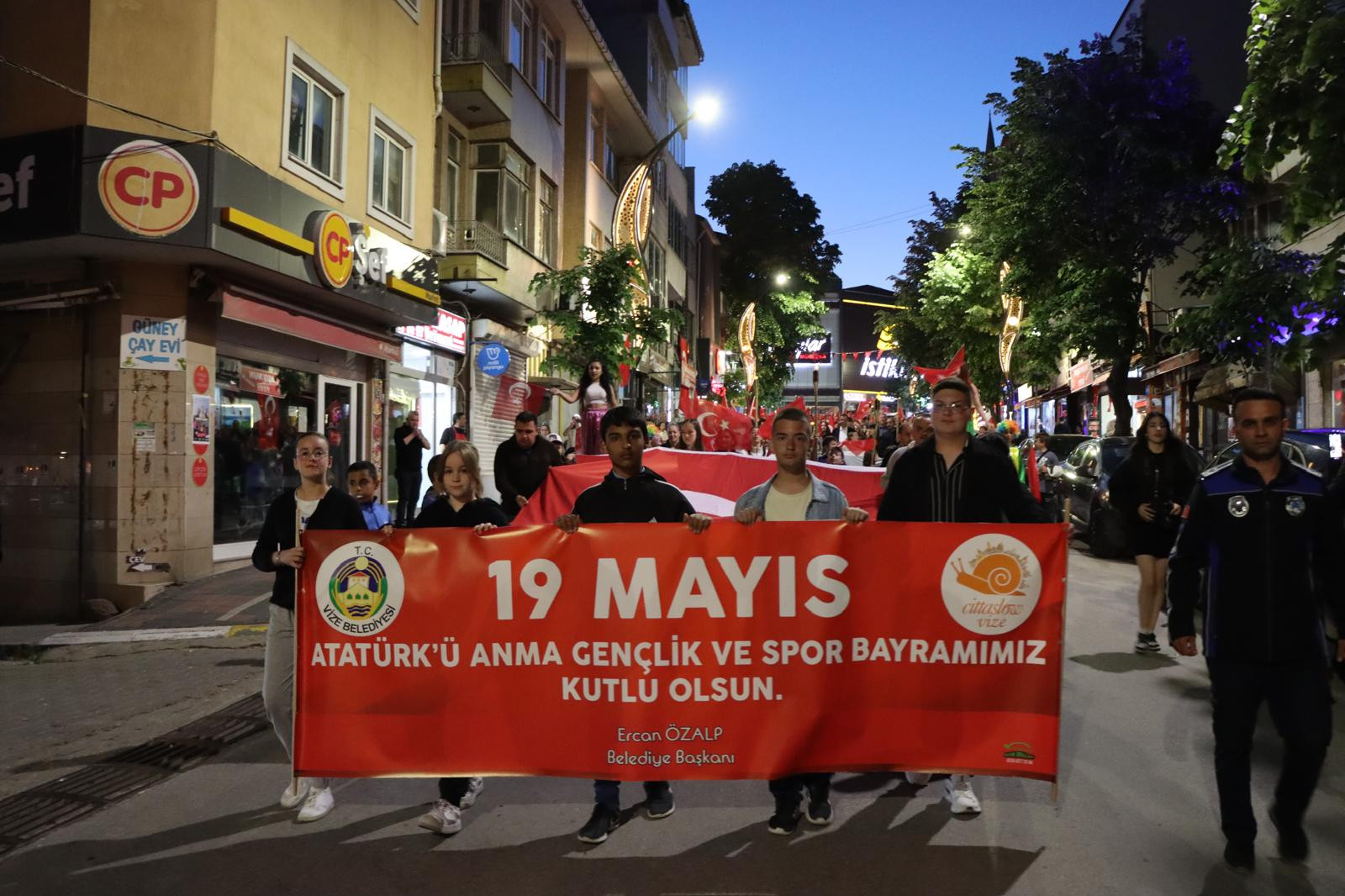 19 MAYIS ATATÜRK'Ü ANMA GENÇLİK VE SPOR BAYRAMI FENER ALAYI COŞKU İÇİNDE GERÇEKLEŞTİ