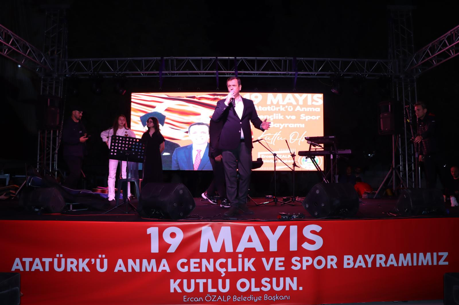 GENÇLİK KONSERİ MUHTEŞEMDİ