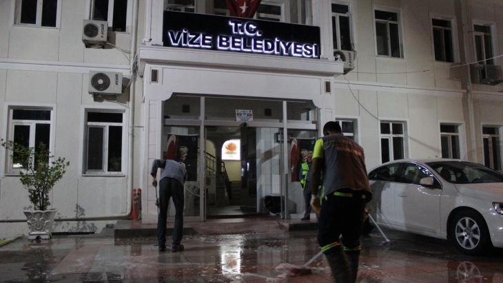 ATATÜRK CADDESİ BOYUNCA YOL YIKAMA ÇALIŞMASI YAPILDI