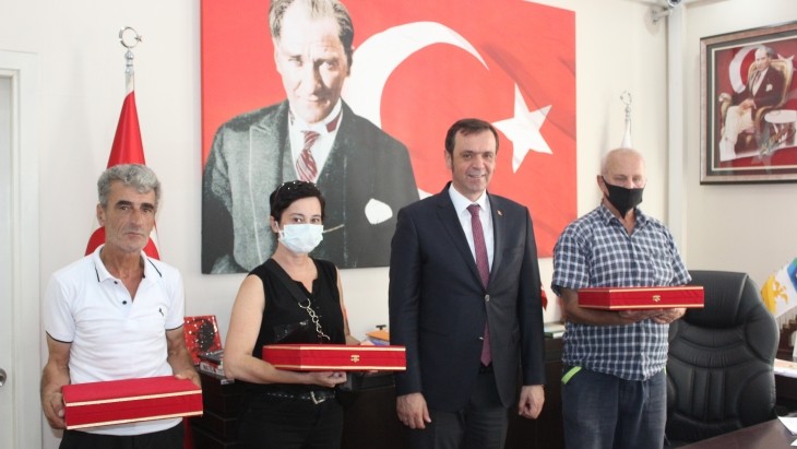 BAŞKAN ÖZALP EMEKLİ OLAN PERSONELLERE PLAKET TAKDİM ETTİ