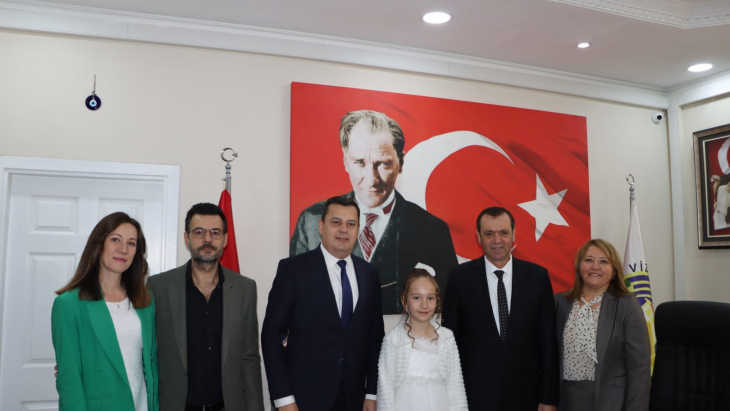 BAŞKAN ÖZALP KURTULUŞ GELİNİNİ MAKAMINDA AĞIRLADI