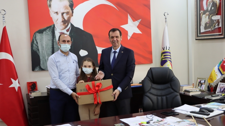 BAŞKAN ÖZALP SLOGAN BİRİNCİSİNE ÖDÜLÜNÜ TAKDİM ETTİ