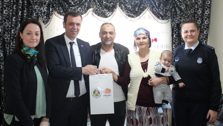 BAŞKAN ÖZALP YENİ DOĞAN BEBEK AİLELERİNİ ZİYARET ETTİ