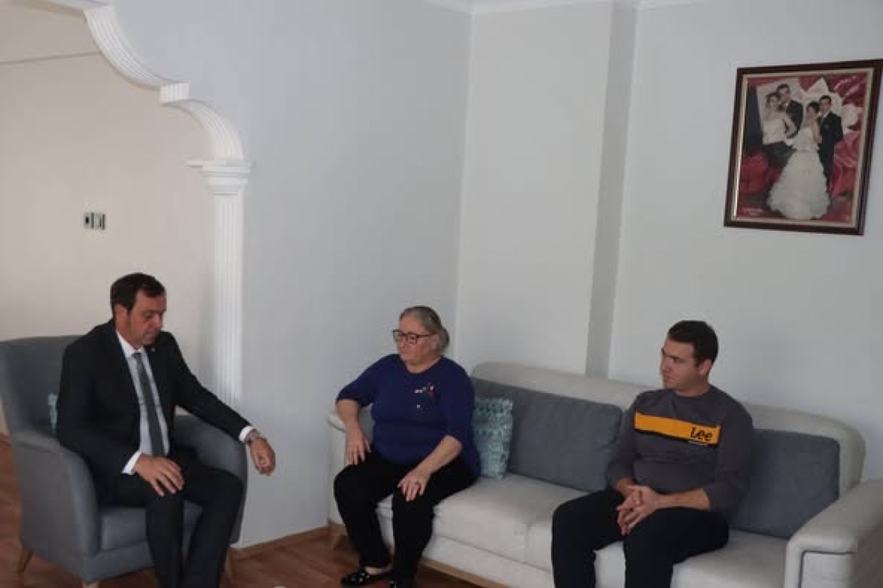 Belediye Başkanımız Ercan ÖZALP, Kıbrıs Gazimiz merhum Osman TÜRK'ün  vefatı nedeniyle gazimizin değerli ailesine evlerinde taziye ziyaretinde bulundu
