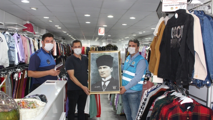 BELEDİYE'DEN ESNAFLARA ATATÜRK TABLOSU HEDİYE EDİLDİ