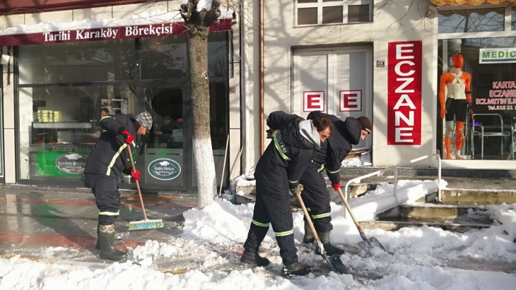 BELEDİYEMİZ EKİPLERİ KAR TEMİZLİK ÇALIŞMALARINA DEVAM EDİYOR