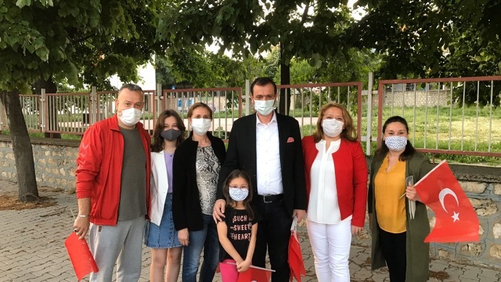 BELEDİYEMİZDEN TÜM KATILIMCILARA BAYRAK DAĞITILDI