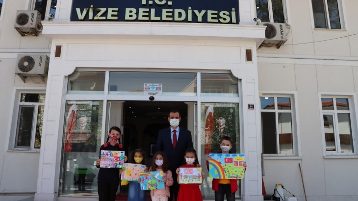 DÜŞLEDİĞİN 23 NİSAN TEMALI RESİM YARIŞMASINDA DERECEYE GİREN ÖĞRENCİLER ÖDÜLLENDİRİLDİ