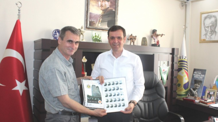 BELEDİYE BAŞKANIMIZ ERCAN ÖZALP, VİZE TANITIM PULLARINI TESLİM ALDI.