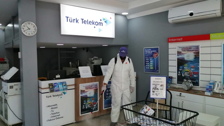 İLÇEMİZDE Kİ ESNAFLARIMIZIN İŞYERLERİ DEZENFEKTE EDİLİYOR