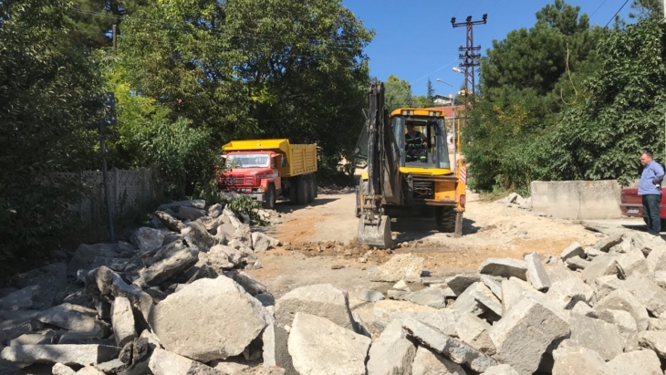 KALE MAHALLESİNDE YOL YAPIM ÇALIŞMALARI DEVAM EDİYOR