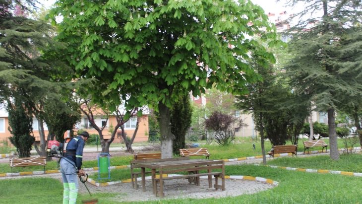 PARKLARDA TEMİZLİK ÇALIŞMALARIMIZ YAPILIYOR
