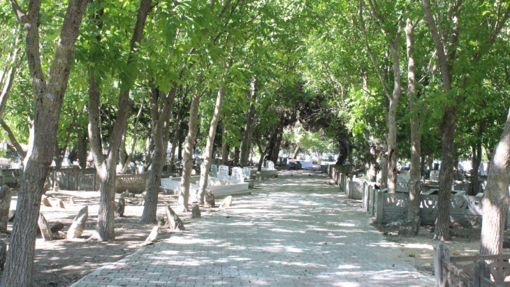 MEZARLIKLARDA TEMİZLİK ÇALIŞMALARI GERÇEKLEŞTİRİLDİ